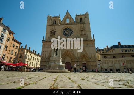 Lyon, Frankreich - 11. Mai 2022 : Panoramablick auf die Kathedrale Saint-Jean Baptist und den Platz vor der Tür voller Touristen Stockfoto