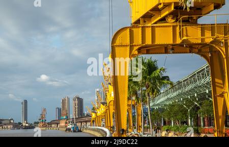 Dekorative Hafenkrane bei Estação das Docas wichtige Touristenattraktion in Belém do Pará, Amazonas, Nordbrasilien. Stockfoto