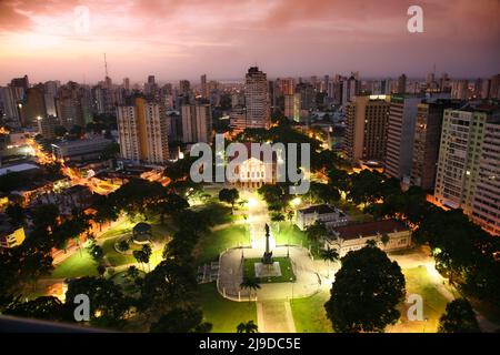 Sonnenuntergang Blick auf Praça da República und Teatro da Paz, wichtige touristische Attraktionen von Belém do Pará, Metropole des brasilianischen Amazonas. Juli 2009. Stockfoto