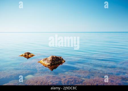 Magische schwarze Meer im Morgenlicht. Schönen Tag und schöne Szene. Ort Krim, Ukraine, Europa. Blau straffende Wirkung. Ausgezeichnete außend Stockfoto