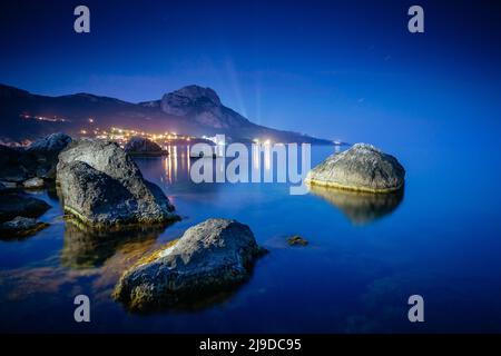 Magisches Schwarzes Meer im Abendlicht. Atemberaubende Szene. Die Lage Stelle Krim, Ukraine, Europa. Blauer Toneffekt. Wunderbares Bild von Tapeten. Stockfoto
