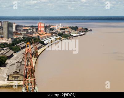 Drohnenansicht von Estação das Docas, Lagerhallen am Flussufer, die in Restaurants, Bars und Geschäfte umgewandelt wurden. Wichtige Touristenattraktion von Belém, Brasilien. Stockfoto