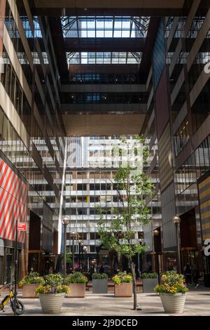 AXA Equitable Center public galleria ist eine Fußgängerpassage, New York City, USA 2022 Stockfoto