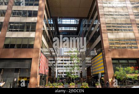 AXA Equitable Center public galleria ist eine Fußgängerpassage, New York City, USA 2022 Stockfoto