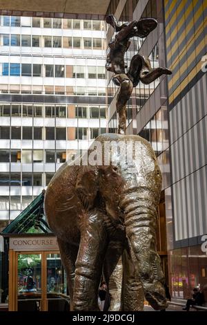 In der öffentlichen galleria des AXA Equitable Center werden skurrile Bronzeskulpturen von Barry Flanagan, New York City, USA 2022, gezeigt Stockfoto