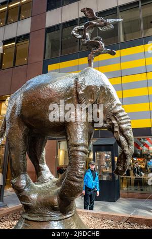 In der öffentlichen galleria des AXA Equitable Center werden skurrile Bronzeskulpturen von Barry Flanagan, New York City, USA 2022, gezeigt Stockfoto