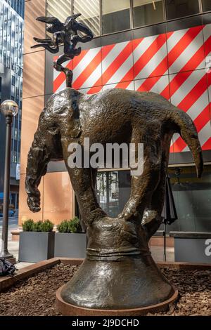 In der öffentlichen galleria des AXA Equitable Center werden skurrile Bronzeskulpturen von Barry Flanagan, New York City, USA 2022, gezeigt Stockfoto