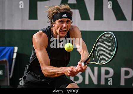 Paris, Frankreich. 22.. Mai 2022. ALEXANDER ZVEREV von Deutschland während des ersten Tages von Roland-Garros 2022, French Open 2022, Grand Slam Tennisturnier im Roland-Garros-Stadion. (Bild: © Matthieu Mirville/ZUMA Press Wire) Stockfoto