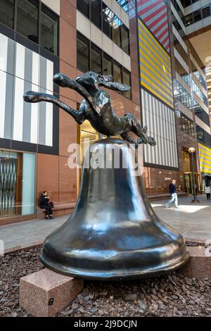 In der öffentlichen galleria des AXA Equitable Center werden skurrile Bronzeskulpturen von Barry Flanagan, New York City, USA 2022, gezeigt Stockfoto