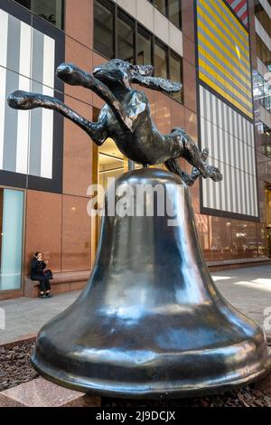 In der öffentlichen galleria des AXA Equitable Center werden skurrile Bronzeskulpturen von Barry Flanagan, New York City, USA 2022, gezeigt Stockfoto