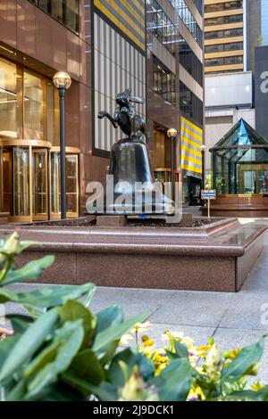 In der öffentlichen galleria des AXA Equitable Center werden skurrile Bronzeskulpturen von Barry Flanagan, New York City, USA 2022, gezeigt Stockfoto