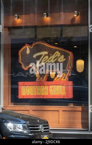 Restaurants in der West 51. Street, New York City, USA 2022 Stockfoto