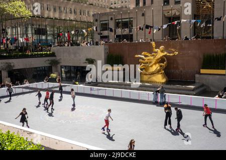 Flipper's Roller Boogie Palace ist eine Eislaufbahn, die im Sommer 2022 im Rockefeller Center, New York City, USA, eröffnet wurde Stockfoto