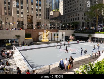 Flipper's Roller Boogie Palace ist eine Eislaufbahn, die im Sommer 2022 im Rockefeller Center, New York City, USA, eröffnet wurde Stockfoto