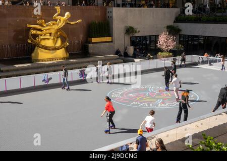 Flipper's Roller Boogie Palace ist eine Eislaufbahn, die im Sommer 2022 im Rockefeller Center, New York City, USA, eröffnet wurde Stockfoto