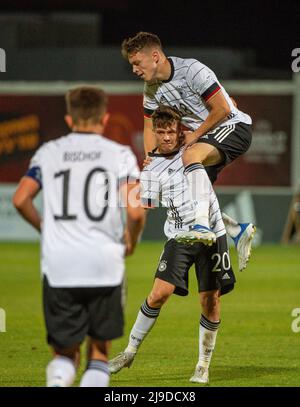 Israel. 22.. Mai 2022. Fußball, U17 Junioren: Europameisterschaft, Israel-Deutschland, Vorrunde, Gruppe A Lod, Israel - Sidney Raebiger und Dzenan Pejcinovic (r) feiern nach dem 2:0 für Deutschland. Quelle: Berney Ardov/dpa/Alamy Live News Stockfoto