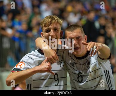 Israel. 22.. Mai 2022. Fußball, U17 Junioren: Europameisterschaft, Israel-Deutschland, Vorrunde, Gruppe A Lod, Israel - Nelson Weiper (l) feiert mit Philipp Schulz nach seinem 1:0 für Deutschland. Quelle: Berney Ardov/dpa/Alamy Live News Stockfoto