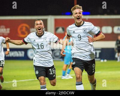 Israel. 22.. Mai 2022. Fußball, U17 Junioren: Europameisterschaft, Israel-Deutschland, Vorrunde, Gruppe A Lod, Israel - Nelson Weiper feiert nach seinem 1:0 für Deutschland mit Arijon Ibrhimovic (l.). Quelle: Berney Ardov/dpa/Alamy Live News Stockfoto