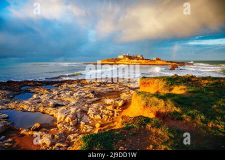 Beeindruckende Sicht spannende Meer. Dramatische morgen und schöne Szene. Lage Passero Cape, Insel Sizilien Italien Europa. Einzigartiger Ort auf der Erde. Wunderbar Stockfoto