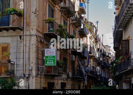 Tele-Bilder, die den schmalen Blick auf den Stadtteil Kelso in Palermo aufnehmen, farbenfroh und charmant Stockfoto
