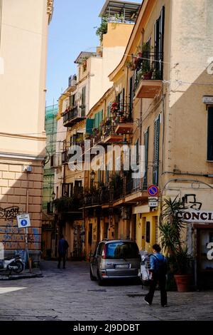 Tele-Bilder, die den schmalen Blick auf den Stadtteil Kelso in Palermo aufnehmen, farbenfroh und charmant Stockfoto
