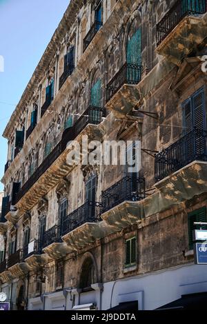 Die charmante Altstadt von Palermo, das Kelso-Viertel, in dem ein normannischer Stil auf die authentische siikilianische Straßenkulturetrifft Stockfoto