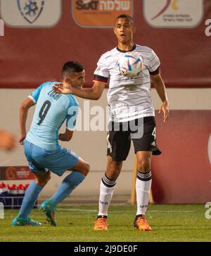 Israel. 22.. Mai 2022. Fußball, U17 Junioren: Europameisterschaft, Israel-Deutschland, Vorrunde, Gruppe A Lod, Israel - Tarek Buchmann (r) aus Deutschland im Einsatz gegen Karem Zoabi aus Israel. Quelle: Berney Ardov/dpa/Alamy Live News Stockfoto