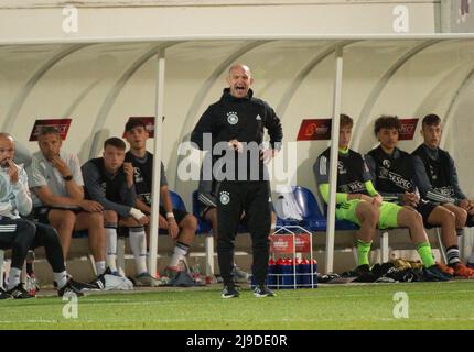 Israel. 22.. Mai 2022. Fußball, U17 Junioren: Europameisterschaft, Israel-Deutschland, Vorrunde, Gruppe A Lod, Israel - Deutschlands Trainer Marc-Patrick Meister am Rande. Quelle: Berney Ardov/dpa/Alamy Live News Stockfoto