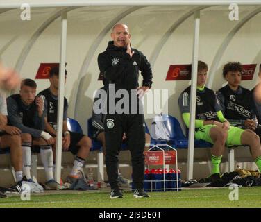 Israel. 22.. Mai 2022. Fußball, U17 Junioren: Europameisterschaft, Israel-Deutschland, Vorrunde, Gruppe A Lod, Israel - Deutschlands Trainer Marc-Patrick Meister am Rande. Quelle: Berney Ardov/dpa/Alamy Live News Stockfoto