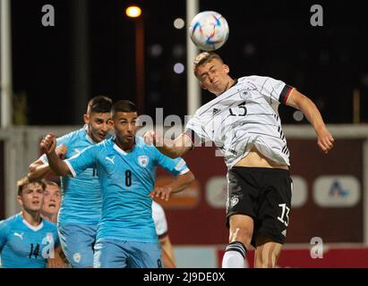 Israel. 22.. Mai 2022. Fußball, U17 Junioren: Europameisterschaft, Israel-Deutschland, Vorrunde, Gruppe A Lod, Israel - Tim Hoffmann (r) aus Deutschland im Kampf gegen Yarin Levi aus Israel Quelle: Berney Ardov/dpa/Alamy Live News Stockfoto