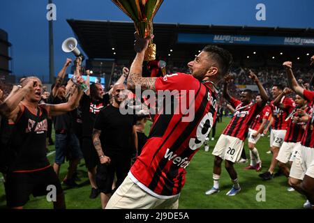 Reggio Emilia, Italien. 22.. Mai 2022. Olivier Giroud vom AC Mailand feiert mit der Trophäe am Ende der Serie Ein Fußballspiel zwischen US Sassuolo und AC Mailand im Citta del Tricolore Stadion in Reggio Emilia (Italien), Mai 22. 2022. Foto Insidefoto Kredit: Insidefoto srl/Alamy Live News Stockfoto