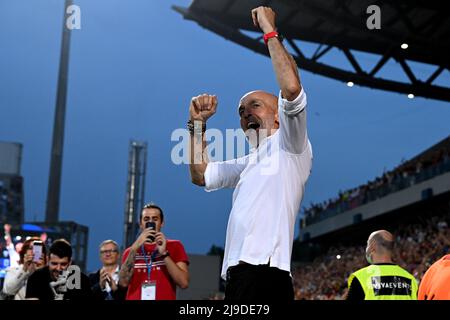 Reggio Emilia, Italien. 22.. Mai 2022. Stefano Pioli Trainer des AC Mailand feiert am Ende der Serie Ein Fußballspiel zwischen US Sassuolo und AC Mailand im Citta del Tricolore Stadion in Reggio Emilia (Italien), Mai 22. 2022. Foto Insidefoto Kredit: Insidefoto srl/Alamy Live News Stockfoto