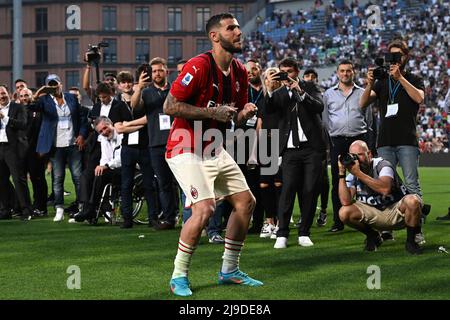 Reggio Emilia, Italien. 22.. Mai 2022. Olivier Giroud vom AC Mailand feiert am Ende der Serie Ein Fußballspiel zwischen US Sassuolo und AC Mailand im Citta del Tricolore Stadion in Reggio Emilia (Italien), Mai 22. 2022. Foto Insidefoto Kredit: Insidefoto srl/Alamy Live News Stockfoto