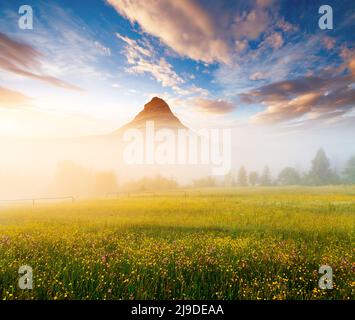 Malerische Umgebung in der Nähe der Farm im Morgenlicht. Wunderschöne und malerische Szene. Ort Ort Karpaten, Ukraine Europa. Wundervolle Tapete Stockfoto