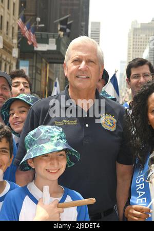 Bruce A Blakeman, Executive von Nassau County, nimmt an der Celebrate Israel Parade auf der Fifth Avenue am 22. Mai 2022 in New York, New York, USA, Teil. Robin Platzer/ Twin Images/ Credit: SIPA USA/Alamy Live News Stockfoto