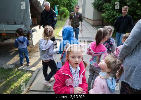 17. Mai 2022, Lemberg, Ukraine: Waisenkinder und Flüchtlingskinder in der Ukraine vermischen sich unter den wachsamen Augen der Waisenhausmitarbeiter, da Yurii Lomikovskyi, Organisator der Ukrainischen Studentenliga, Veteranen im Hilfskräfte David Foster aus Großbritannien unterstützt und am 16. Mai 2022 die benötigten Vorräte und Süßigkeiten für sie in ihrem Waisenhaus in Lemberg abgibt. Unter den Jungen und Mädchen, die vor der brutalen Invasion in Russland, und einige davon wegen, elterlos wurden, sind einige Flüchtlingskinder, die mit ihren Eltern auf dem Gelände wohnen, die vor kurzem aus vom Krieg zerrissenen Städten in der Ukraine geflohen sind. Besuchen Sie www.en.usl.org.u Stockfoto