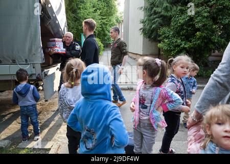 17. Mai 2022, Lemberg, Ukraine: Waisenkinder und Flüchtlingskinder in der Ukraine vermischen sich unter den wachsamen Augen der Waisenhausmitarbeiter, da Yurii Lomikovskyi, Organisator der Ukrainischen Studentenliga, Veteranen im Hilfskräfte David Foster aus Großbritannien unterstützt und am 16. Mai 2022 die benötigten Vorräte und Süßigkeiten für sie in ihrem Waisenhaus in Lemberg abgibt. Unter den Jungen und Mädchen, die vor der brutalen Invasion in Russland, und einige davon wegen, elterlos wurden, sind einige Flüchtlingskinder, die mit ihren Eltern auf dem Gelände wohnen, die vor kurzem aus vom Krieg zerrissenen Städten in der Ukraine geflohen sind. Besuchen Sie www.en.usl.org.u Stockfoto