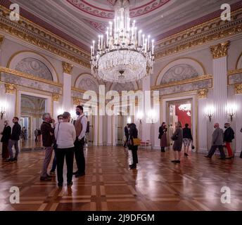 Schirmherren während der Pause am Nationaltheater, München, Bayern, Deutschland Stockfoto