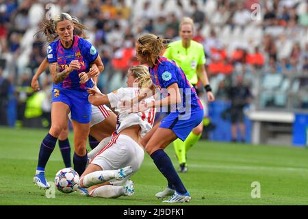 Turin, Italien. 21., Mai 2022. Ada Hegerberg (14) von Olympique Lyon und MAPI Leon (4) vom FC Barcelon beim UEFA Women’s Champions League-Finale zwischen Barcelona und Olympique Lyon im Juventus-Stadion in Turin. (Bildnachweis: Gonzales Photo - Tommaso Fimiano). Stockfoto