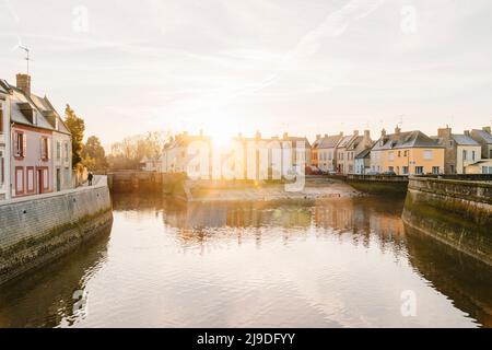 Der Hafen von Isigny sur Mer während des Sonnenaufgangs bei Flut Stockfoto