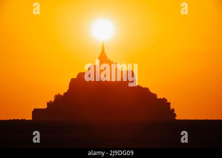 Wunderschöne Sonnenuntergangsansicht des historischen Wahrzeichen Le Mont Saint-Michel in der Normandie, Frankreich Stockfoto