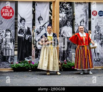 Frauen in traditionellen Kostümen, die das Blumenfestival in Funchal, Madeira, fördern. Stockfoto