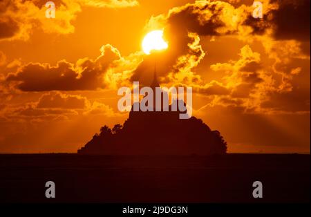 Wunderschöne Sonnenuntergangsansicht des historischen Wahrzeichen Le Mont Saint-Michel in der Normandie, Frankreich Stockfoto
