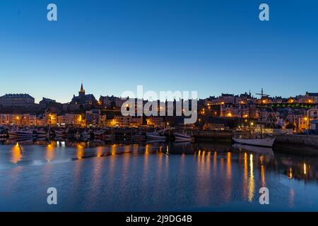 Die Hafenstraße der Stadt Granville in Europa, Frankreich, Normandie, Manche, im Frühjahr, Nachts Stockfoto