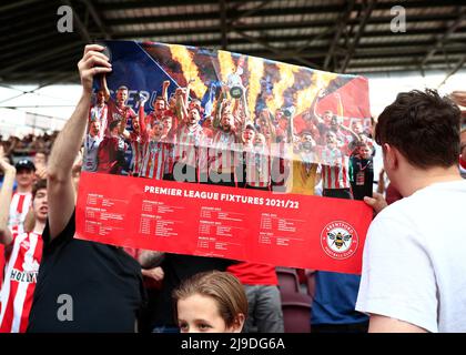 Brentford Community Stadium, London, Großbritannien. 22.. Mai 2022. Premier League Football, Brentford gegen Leeds; Brentford-Fans halten das Plakat der Premier League-Saison 2021/22 hoch.Credit: Action Plus Sports/Alamy Live News Stockfoto