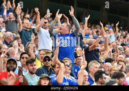 LONDON, GROSSBRITANNIEN. MAI 22. Chelsea-Fans singen während des Premier League-Spiels zwischen Chelsea und Watford in der Stamford Bridge, London am Sonntag, 22.. Mai 2022. (Kredit: Ivan Yordanov | MI Nachrichten) Kredit: MI Nachrichten & Sport /Alamy Live Nachrichten Stockfoto