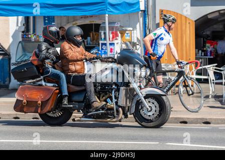 Triumph Rocket III Motorradfahrer, fährt auf der Strandpromenade Western Esplanade in Southend on Sea, Essex, Großbritannien, vorbei an Restaurants am Meer Stockfoto