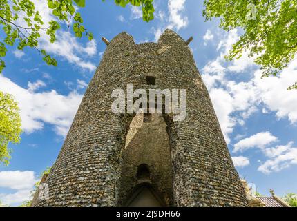 Die Kirche der Heiligen Jungfrau Maria ist die Kirche mit dem größten runden Turm in England. Wortham, Suffolk, East Anglia, Großbritannien. Stockfoto