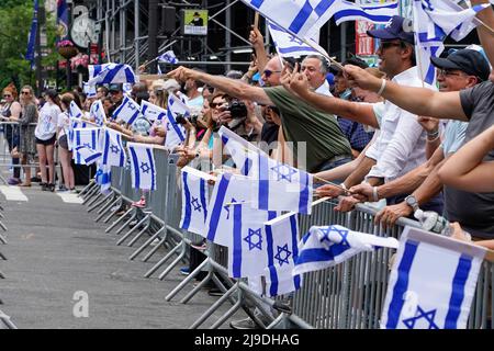 New York, USA. 22.. Mai 2022. Pro Israel protestiert während der Israel Day Parade 2022, die an der Fifth Avenue in New York City am Sonntag, dem 22. Mai 2022, stattfand. Kredit: Jennifer Graylock/Alamy Gutschrift: Jennifer Graylock/Alamy Live Nachrichten Stockfoto