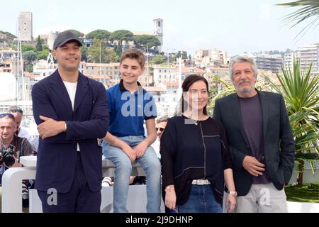 21. Mai 2022, CANNES, Frankreich: CANNES, FRANKREICH - 21. MAI: (L bis R) Laurent Lafitte, Simon Faliu, Anne Goscinny und Alain Chabat nehmen an der Fotoserie ''Le Petit Nicolas - Qu'est CE Qu'on attend Pour Etre Heureux'' während des jährlichen Filmfestivals in Cannes 75. im Palais des Festivals am 21. Mai 2022 in Cannes, Frankreich, Teil. (Bild: © Frederick Injimbert/ZUMA Press Wire) Stockfoto